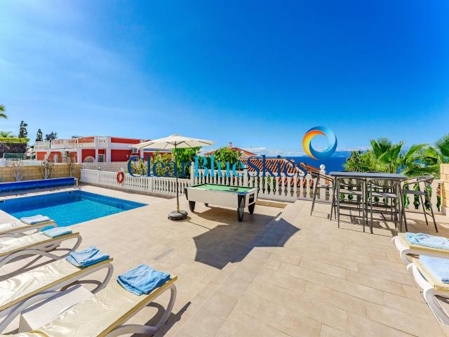 Clear Blue Skies se complace en presentar esta atractiva vil. 300m² Acantilado de los Gigantes