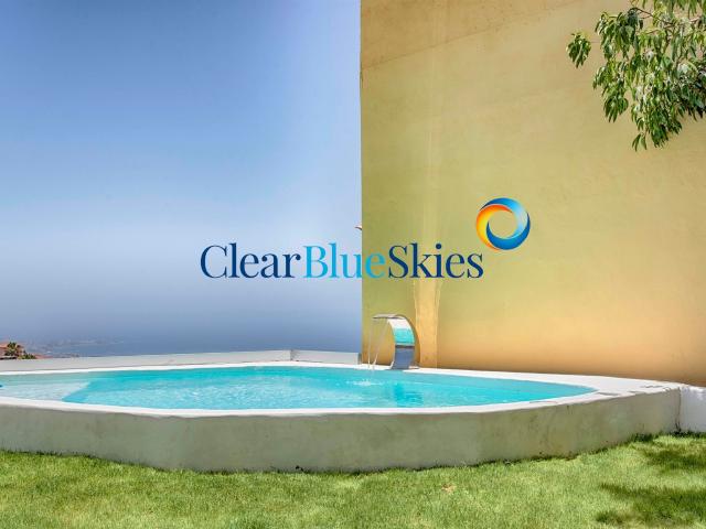 Clear Blue Skies se complace en presentar esta encantadora c. 120m² Los menores