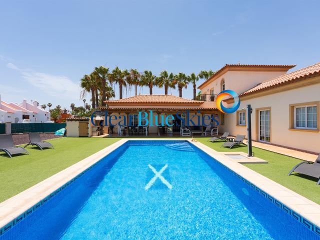 Clear Blue Skies se complace en presentar esta hermosa villa. 415m² El Guincho