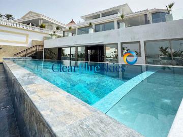 Clear Blue Skies se complace en presentar esta villa indepen. 550m² San eugenio