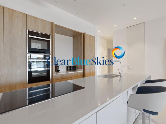 Clear Blue Skies se complace en presentar este fabuloso apar. 116m² Arona