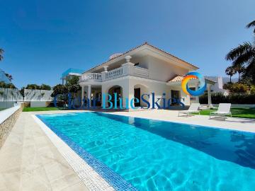 Clear Blue Skies se enorgullece en presentar esta exquisita. 400m² Adeje