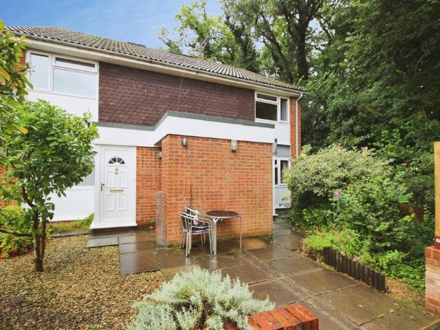 Clearbrook Close, High Wycombe, HP13 1 bed flat to rent £1,095 pcm £253 pw