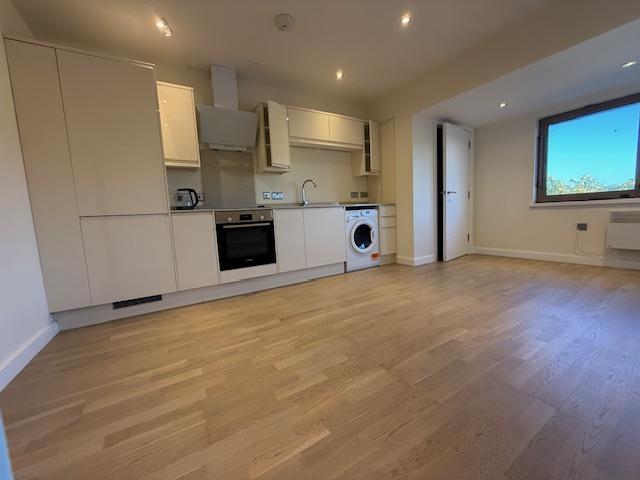 Cleeve Road, Leatherhead KT22 1 bed apartment to rent £1,300 pcm £300 pw