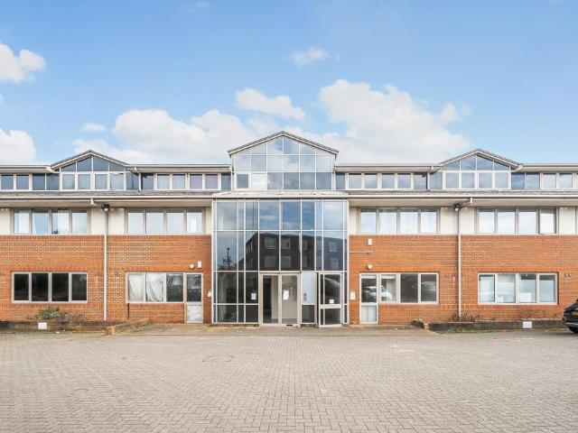 Cleeve Road, Leatherhead KT22, 1 bed flat to rent, £1,350 pcm | PrimeLocation