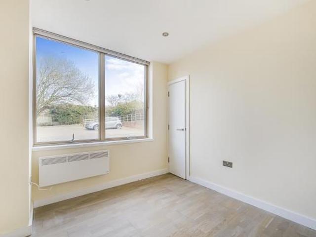 Cleeve Road, Leatherhead KT22, 1 bed flat to rent, £1,350 pcm | PrimeLocation
