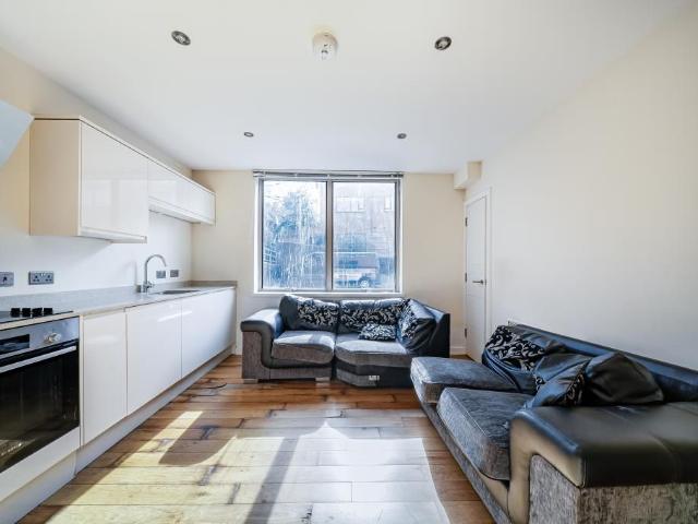 Cleeve Road, Leatherhead KT22, 1 bed flat to rent, £1,350 pcm | PrimeLocation