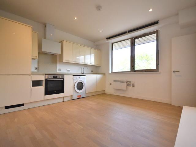 Cleeve Road, Leatherhead KT22, 1 bed flat to rent, £1,250 pcm | PrimeLocation