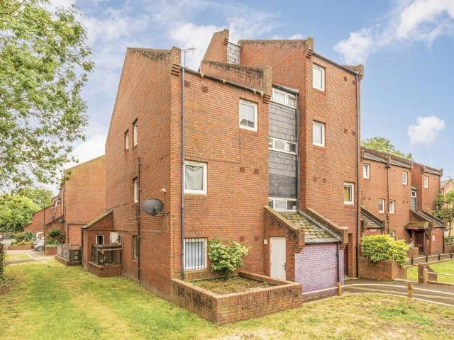 Clement Close, London W4 2 bed flat to rent £2,200 pcm £508 pw