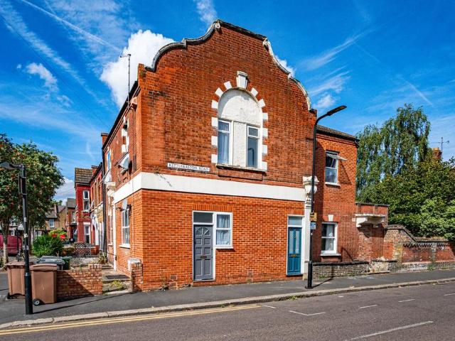 Clementina Road, E10, Leyton, London. 5 bed maisonette to rent £3,375 pcm £779 pw