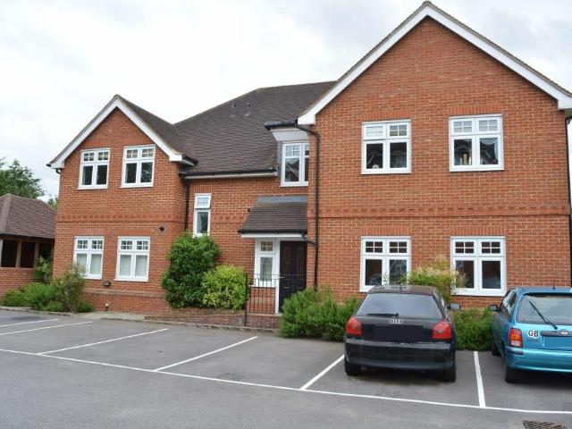 Clements Mead, Leatherhead, Surrey KT22, 1 bed flat to rent, £1,350 pcm | PrimeLocation