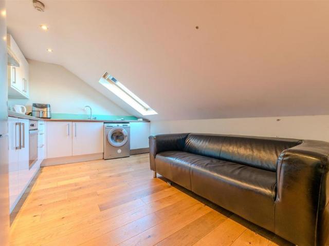 Clemens Street, Leamington Spa, CV31 2 bed flat to rent £1,100 pcm £254 pw
