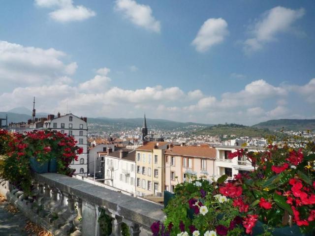 Clermont Ferrand Gergovia lovely 1 BR apartment surrounded by nature