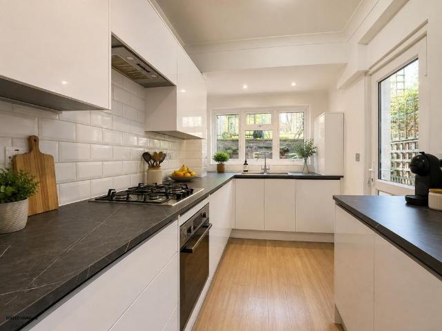 Clfiton Road, Tunbridge Wells 2 bed terraced house to rent £1,395 pcm £322 pw