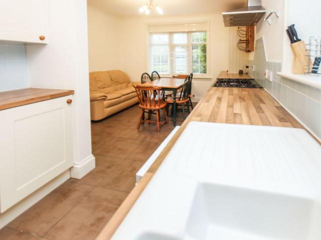 Clive Road, Bournemouth BH9 5 bed property to rent £2,750 pcm £635 pw