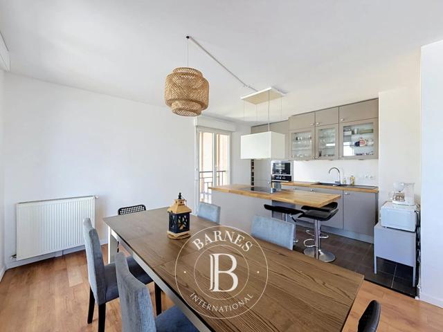 Clichy, Appartement 3 Chambres 107 m² en location