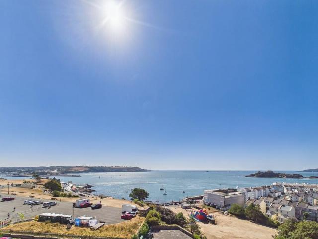 Cliff Road, Plymouth PL1 2 bed apartment to rent £1,650 pcm £381 pw