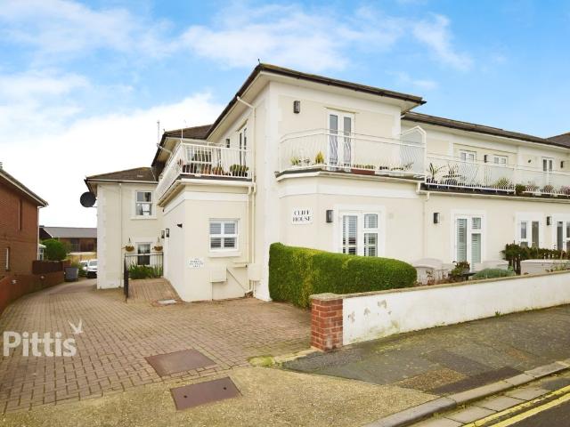 Cliff Road, Sandown PO36, 2 bed flat to rent, £900 pcm | PrimeLocation