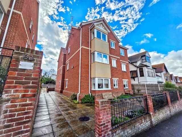 Cliff Road, Sheringham 2 bed flat to rent £1,100 pcm £254 pw