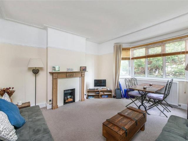 Clifford Avenue, East Sheen, London. 2 bed flat to rent £3,000 pcm £692 pw