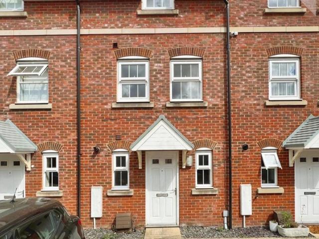Clifford Crescent, Sittingbourne ME10 4 bed terraced house to rent £1,650 pcm £381 pw