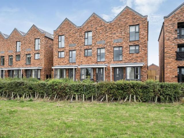 Clifford Fletcher Walk, CW1 4 bed terraced house to rent £1,450 pcm £335 pw