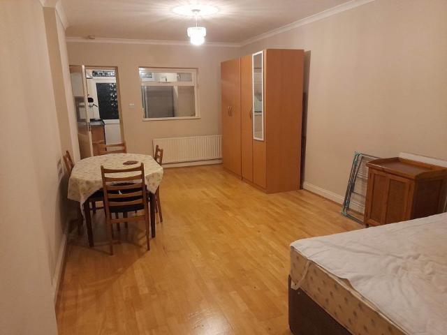 Clifford Road, Hounslow TW4, 1 bed flat to rent, £1,350 pcm | PrimeLocation