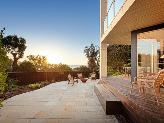 Clifftop rarity with priceless bay views