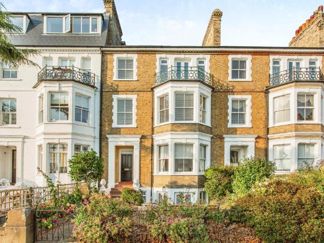 Clifftown Parade, Southend on Sea, SS1 2 bed apartment to rent £1,900 pcm £438 pw