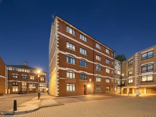 Clifton Court, Corner Hall, Hemel Hempstead, Hertfordshire HP3, 1 bed flat to rent, £1,225 pcm | PrimeLocation