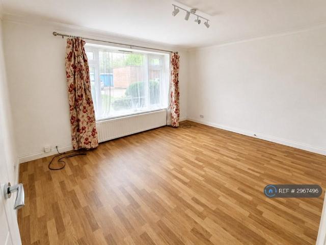 Clifton Court, High Wycombe, HP11 2 bed flat to rent £1,450 pcm £335 pw