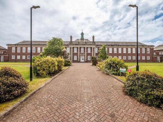 Clifton Drive South, Lytham St Annes. 1 bed apartment to rent £850 pcm £196 pw