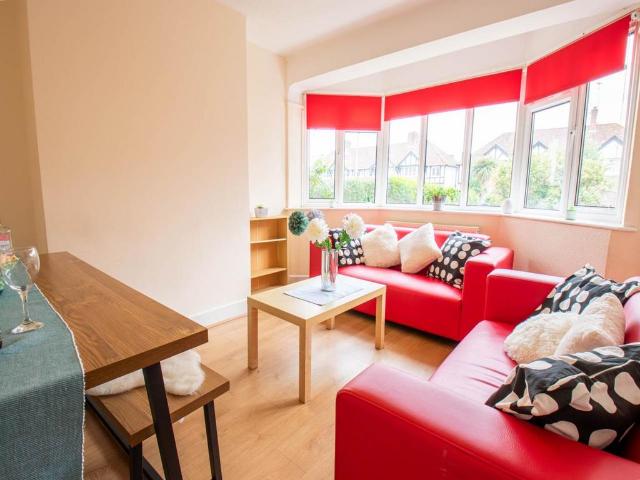 Clifton Gardens, Canterbury, Kent 1 bed in a house share to rent £450 pcm £104 pw