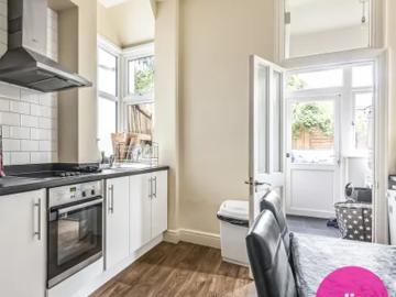 Clifton Gardens, London, NW11 7EL, United Kingdom | 5 bed duplex for rent #166535423 | Rentberry