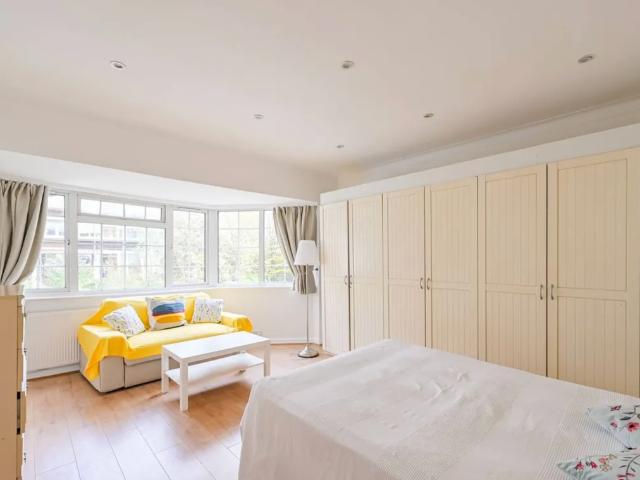 Clifton Gardens, London NW11, Studio to rent, £1,700 pcm | PrimeLocation