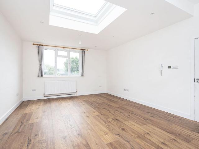 Clifton Gardens, Temple Fortune, London NW11, 1 bed flat to rent, £1,600 pcm | PrimeLocation