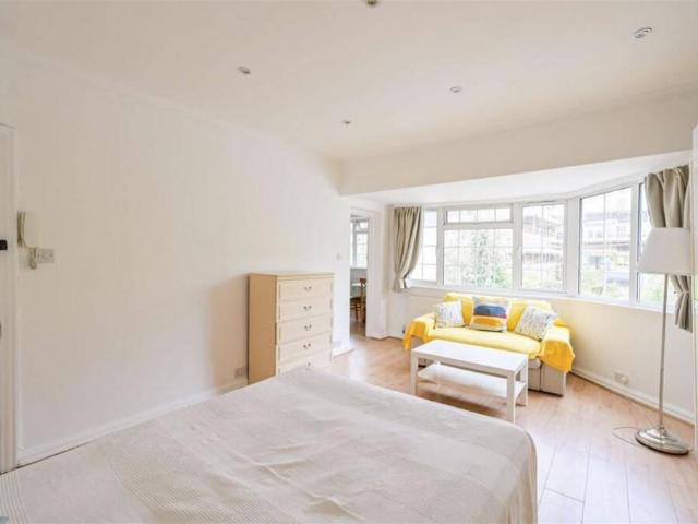 Clifton Gardens, Temple Fortune, NW11 Studio to rent £1,700 pcm £392 pw