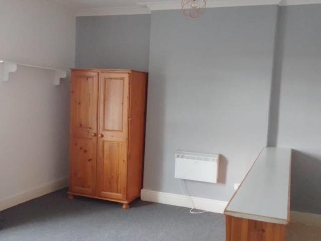 Clifton Large Bedsit/studio own kit/sh, shared WC