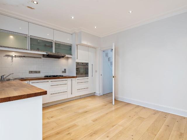 Clifton Park Avenue, London SW20, 3 bed detached house to rent, £2,800 pcm | PrimeLocation