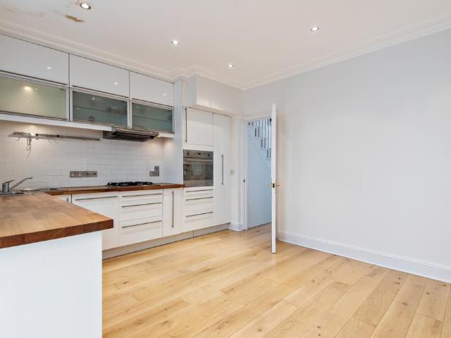 Clifton Park Avenue, London, SW20 3 bed house to rent £2,800 pcm £646 pw