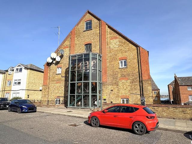 Clifton Road, Gravesend DA11, 1 bed flat to rent, £975 pcm | PrimeLocation