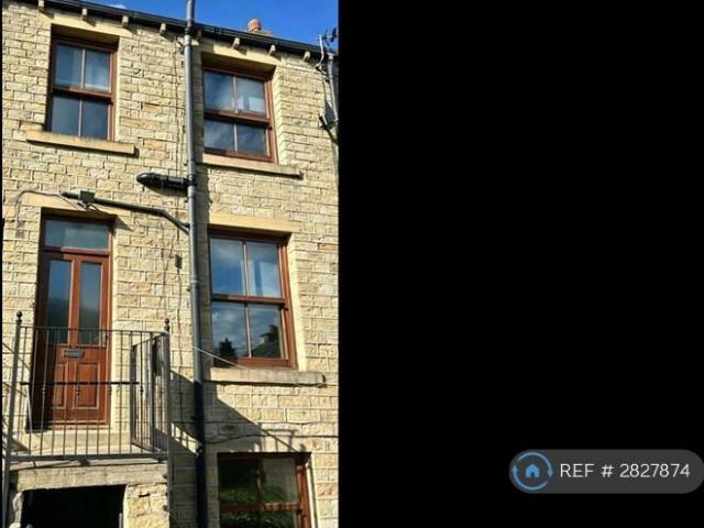 Clifton Road, Huddersfield, HD1 2 bed terraced house to rent £895 pcm £207 pw
