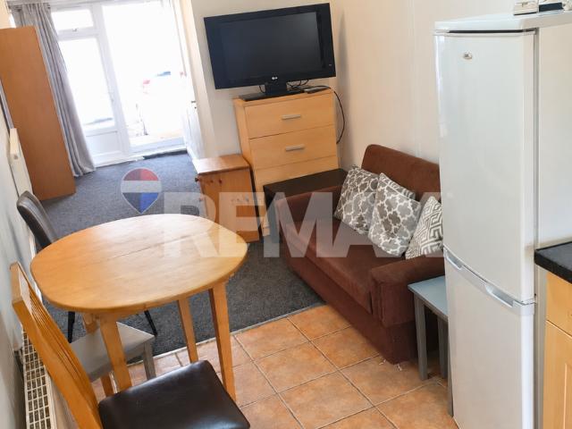 Clifton Road, Ilford IG2, 2 bed maisonette to rent, £1,600 pcm | PrimeLocation