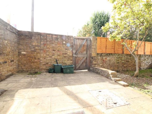 Clifton Road, Isleworth TW7, 3 bed flat to rent, £1,800 pcm | PrimeLocation