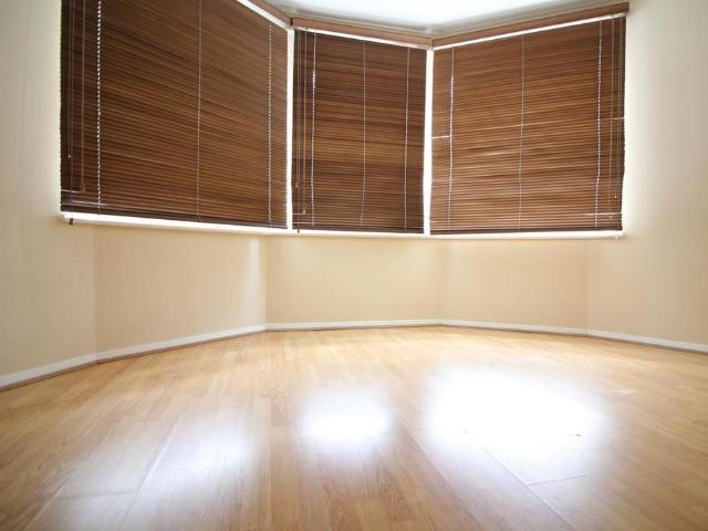 Clifton Road, Isleworth 3 bed flat to rent £1,850 pcm £427 pw