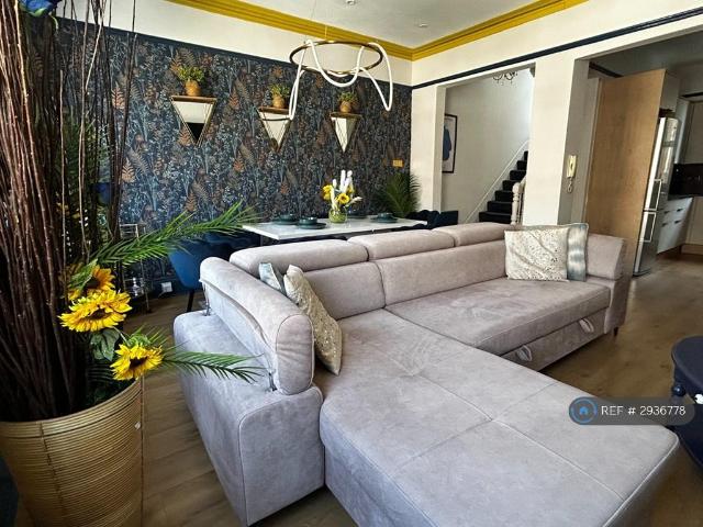 Clifton Road, London, W9 3 bed flat to rent £4,900 pcm £1,131 pw