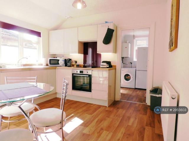 Clifton Road, Littlehampton, BN17 2 bed flat to rent £1,175 pcm £271 pw