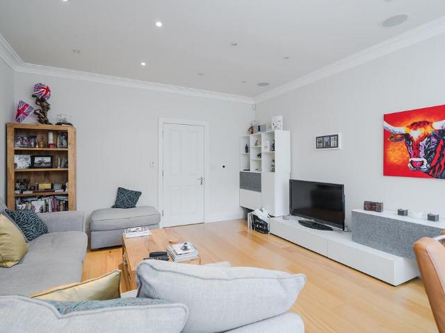 Clifton Road, Surrey KT2 4 bed house to rent £4,500 pcm £1,038 pw
