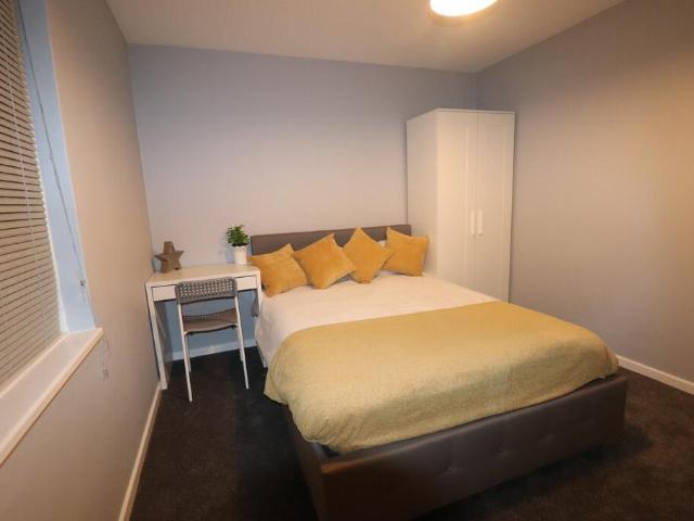 Clifton Street M 1 bed in a flat share to rent £550 pcm £127 pw