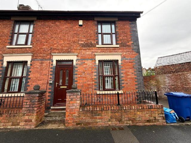 Clifton Street, Stourbridge, West. 2 bed maisonette to rent £975 pcm £225 pw